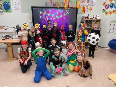 Karneval in der 2c + Die Reise der kleinen Blockflöte Bild 1
